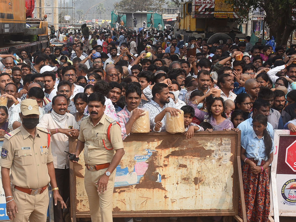 Massive Devotees Rush At Medaram Maha Jatara Due to Sunday14
