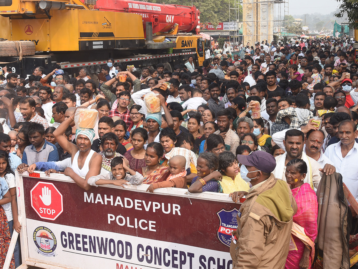 Massive Devotees Rush At Medaram Maha Jatara Due to Sunday15