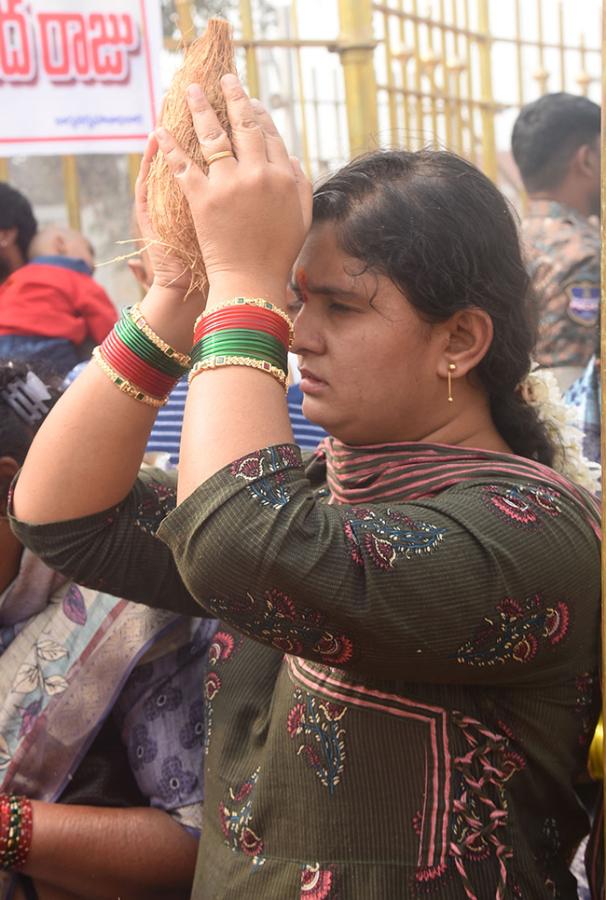 Massive Devotees Rush At Medaram Maha Jatara Due to Sunday16