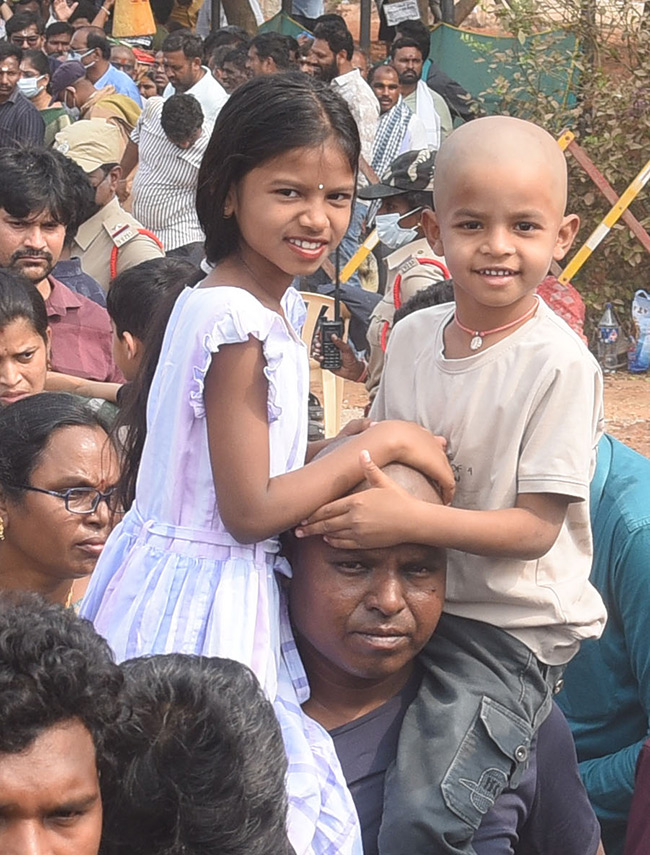 Massive Devotees Rush At Medaram Maha Jatara Due to Sunday17