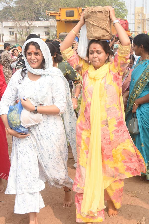 Massive Devotees Rush At Medaram Maha Jatara Due to Sunday18