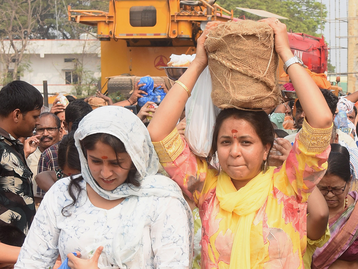 Massive Devotees Rush At Medaram Maha Jatara Due to Sunday19