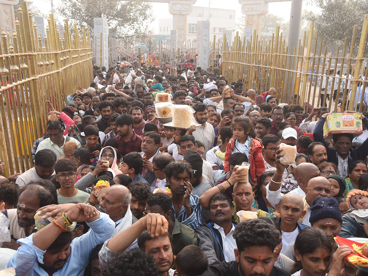 Massive Devotees Rush At Medaram Maha Jatara Due to Sunday2