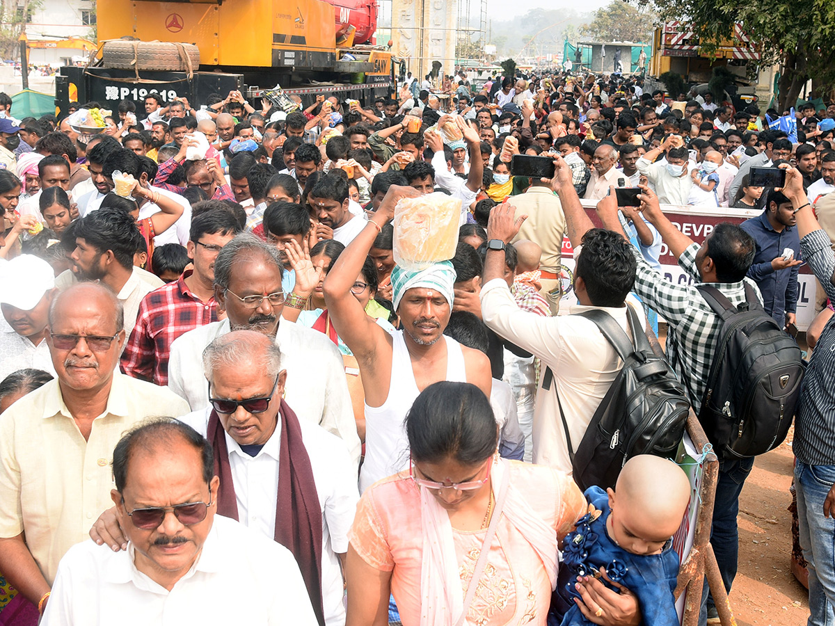 Massive Devotees Rush At Medaram Maha Jatara Due to Sunday20