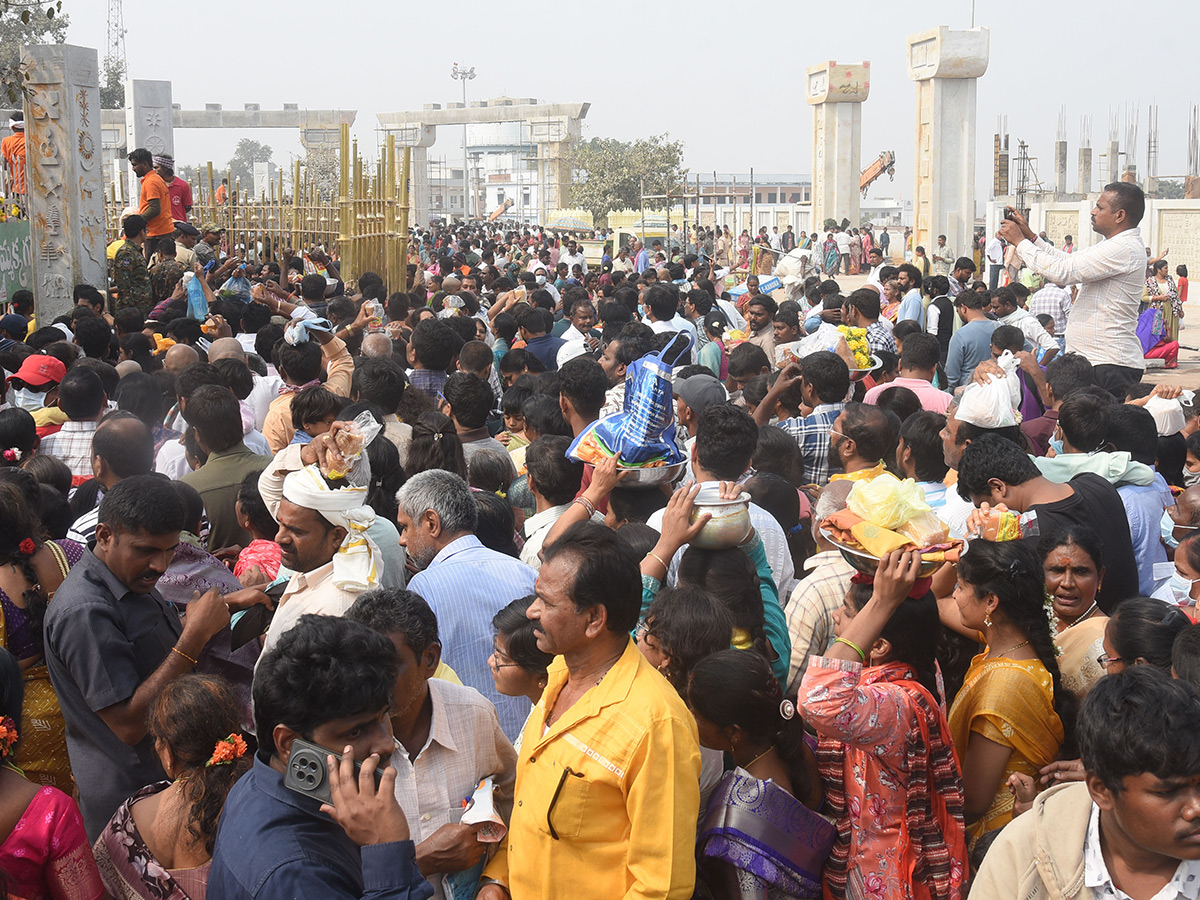 Massive Devotees Rush At Medaram Maha Jatara Due to Sunday21
