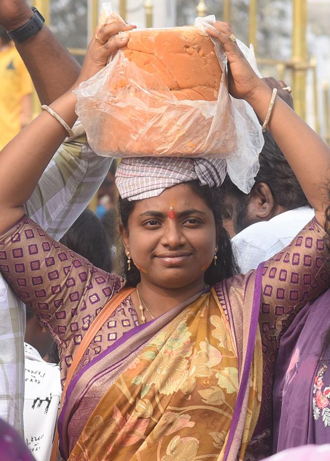 Massive Devotees Rush At Medaram Maha Jatara Due to Sunday24