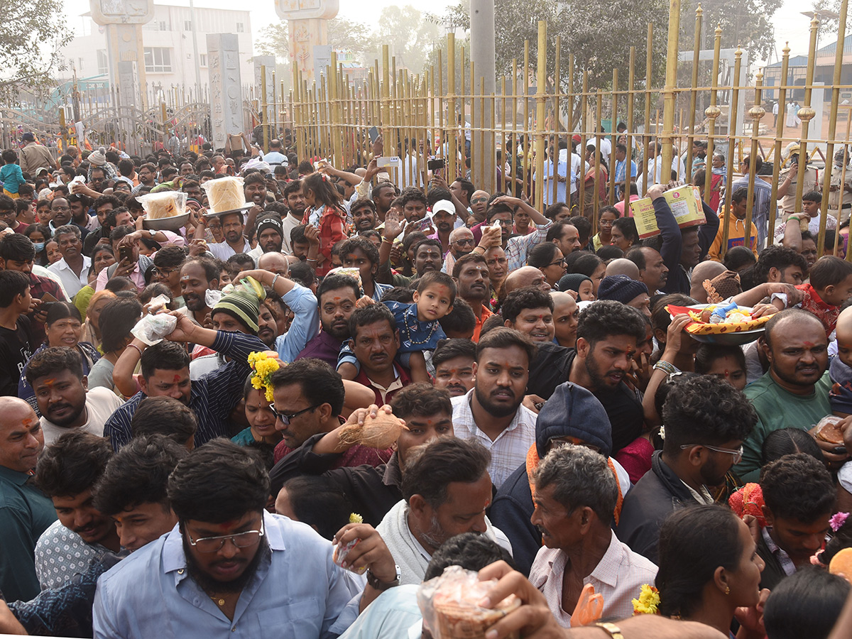 Massive Devotees Rush At Medaram Maha Jatara Due to Sunday3