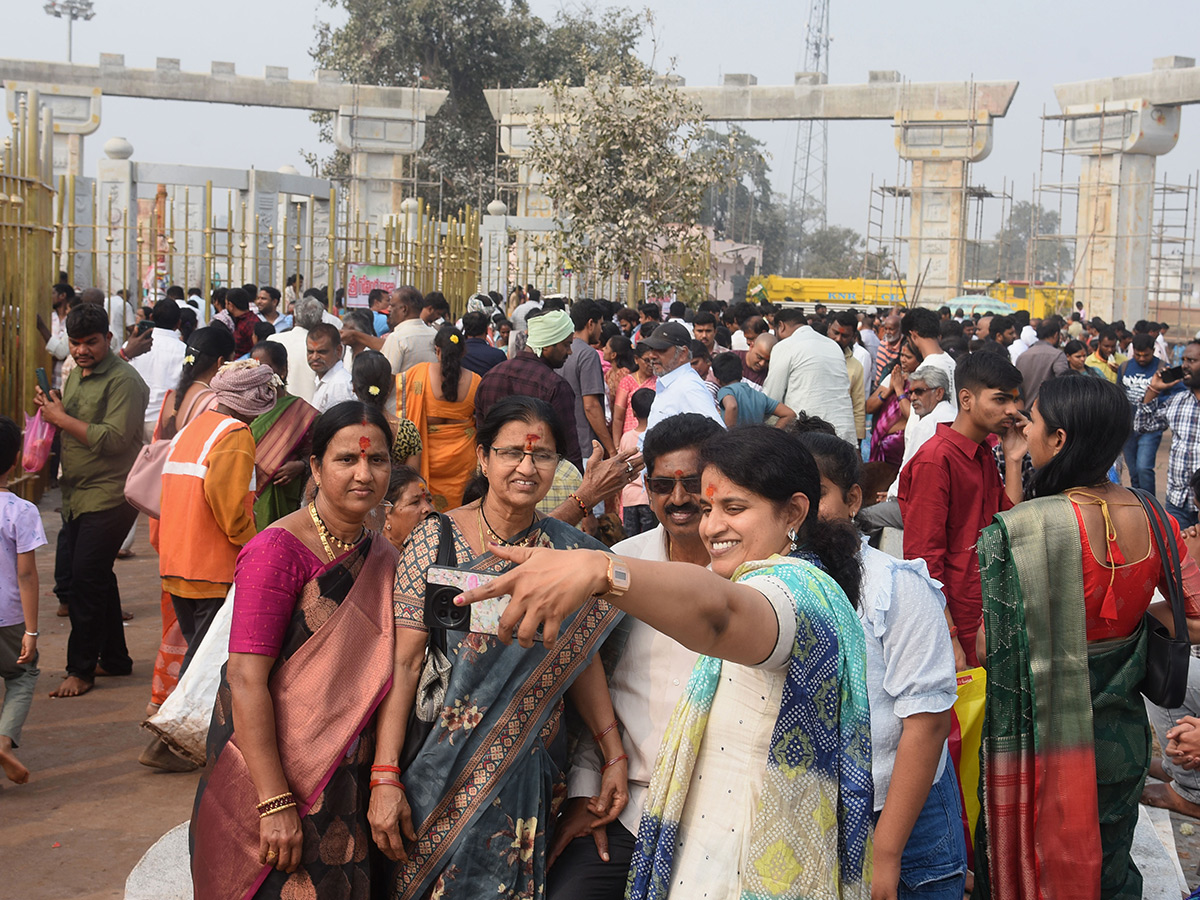 Massive Devotees Rush At Medaram Maha Jatara Due to Sunday5