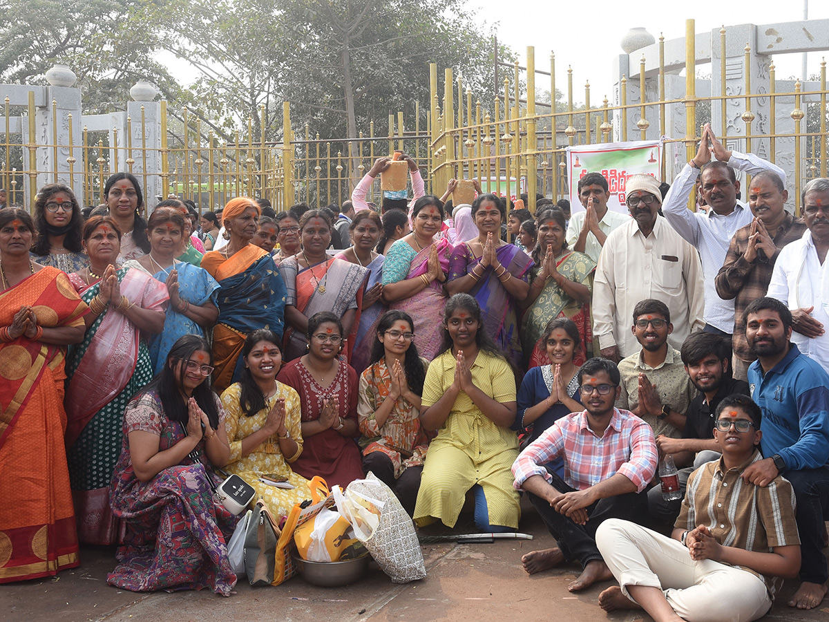 Massive Devotees Rush At Medaram Maha Jatara Due to Sunday6