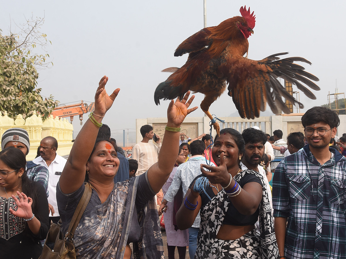 Massive Devotees Rush At Medaram Maha Jatara Due to Sunday7