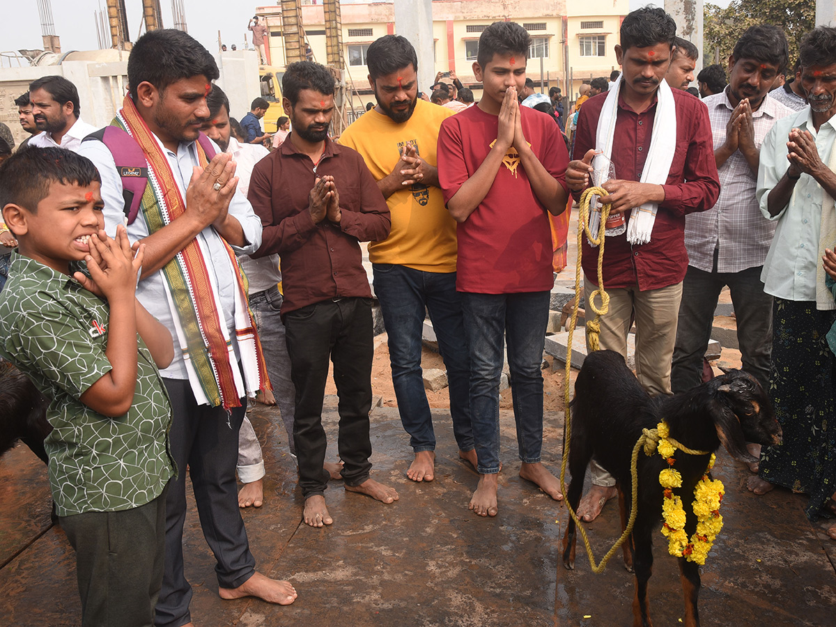 Massive Devotees Rush At Medaram Maha Jatara Due to Sunday8
