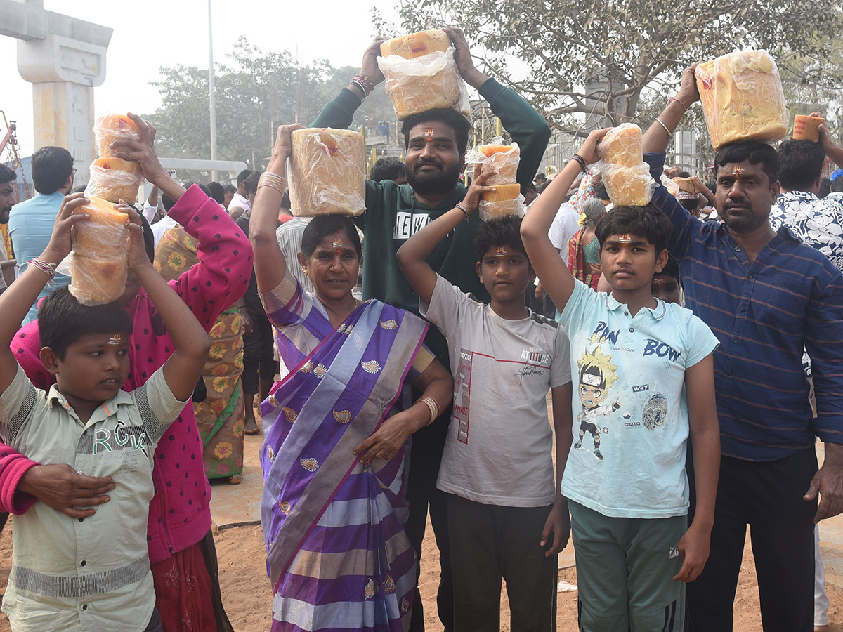 Massive Devotees Rush At Medaram Maha Jatara Due to Sunday9