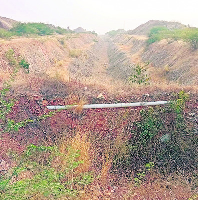 నిధులివ్వలేదు.. నీరూ తేలేదు!1