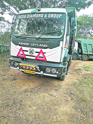 ఆప్యాయంగా  పకలరిస్తూ.. టీ తాగుతూ 1