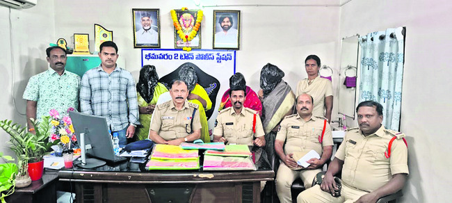 పేకాట నిర్వాహకులకు మూడేళ్ల జైలు 
4