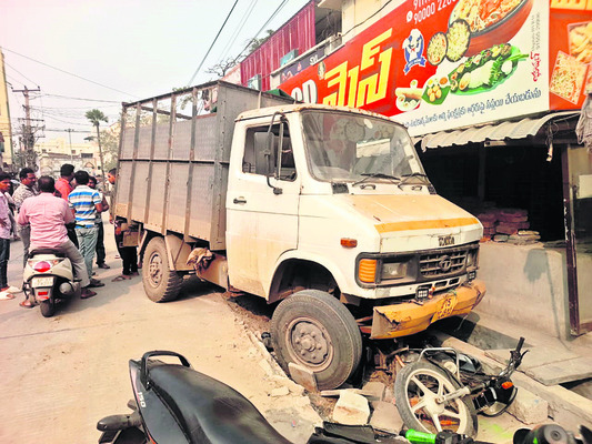 పేకాట నిర్వాహకులకు మూడేళ్ల జైలు 
2