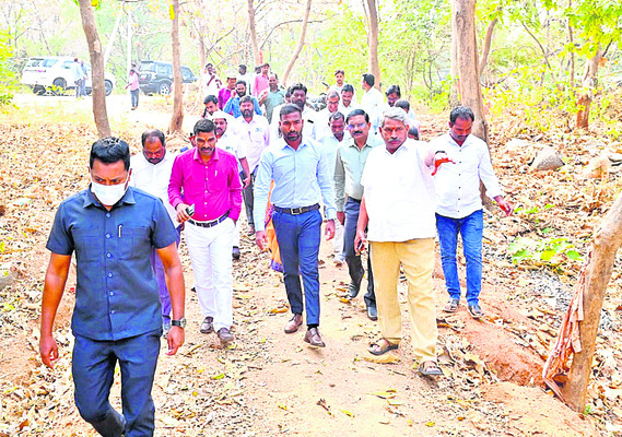 కొండగట్టు గిరి ప్రదక్షిణ  దారి పరిశీలన2