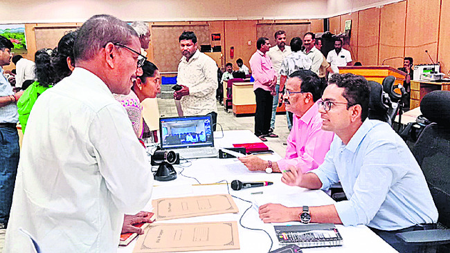 అర్జీలు త్వరితగతిన పరిష్కరించాలి 1