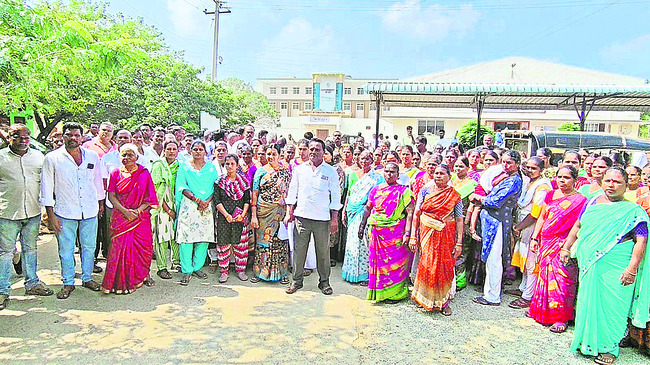 కలెక్టర్‌ సారూ... న్యాయం జరగడం లేదు 1