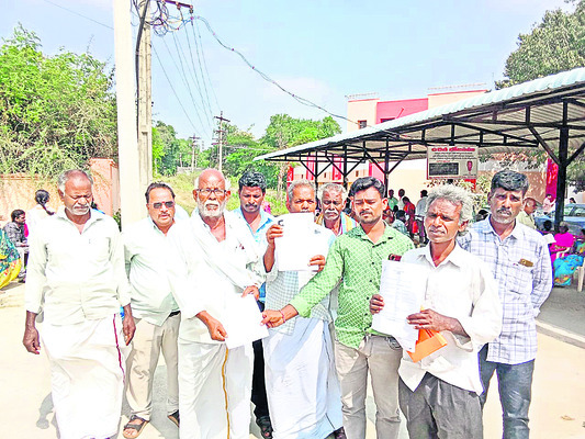 కలెక్టర్‌ సారూ... న్యాయం జరగడం లేదు 2