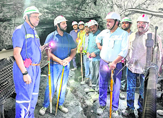 పొలంలో దిగి.. వరినాటు వేసి 1