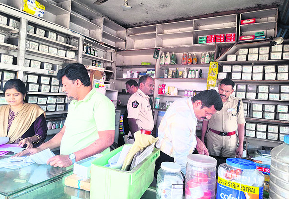 మెడికల్‌ షాపుల్లో తనిఖీలు2