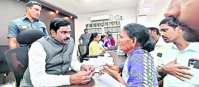 అర్జీలు పునరావృతం కాకూడదు: కలెక్టర్‌ ప్రభాకరరెడ్డి1