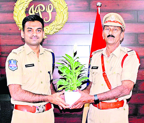 ఎస్పీని కలిసిన ఎస్సైలు
1