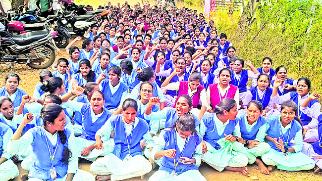 ఎస్పీని కలిసిన ఎస్సైలు
2