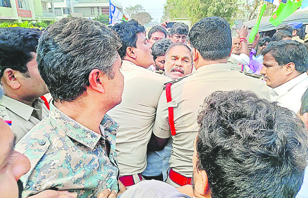 చుట్టుముట్టి.. చేతులతో మెడను బిగించి..1