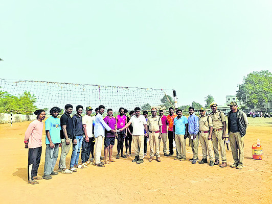 ఓటరు జాబితాపై  నాయకుల అభ్యంతరం
3