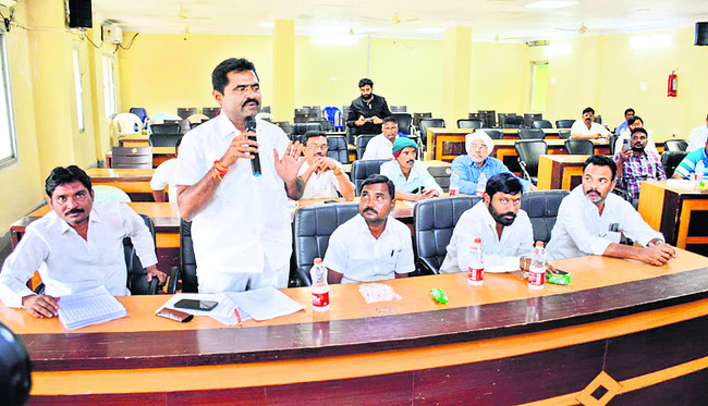 ఓట్లు అక్కడ!1