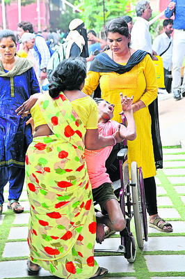 కన్నీళ్లు దిగమింగి.. కష్టాలు పడుతూ..1