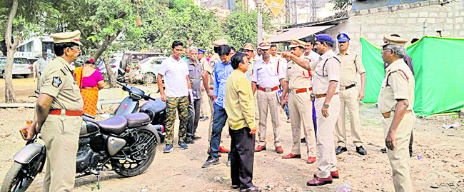 విశేష అలంకరణలో కల్యాణ వేంకటేశ్వరస్వామి 
3