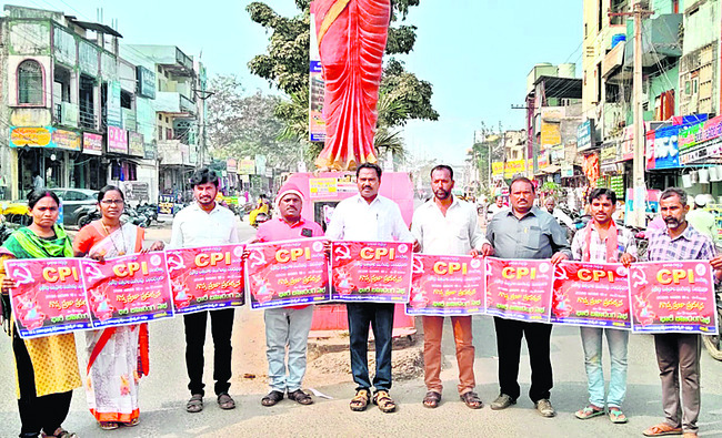 యూరియా కోసం బారులు
3