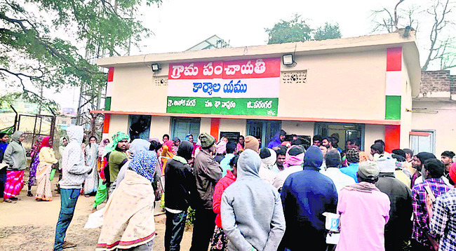 యూరియా కోసం బారులు
2