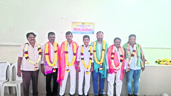 కలెక్టర్‌ను కలిసిన  అధికారులు, విద్యార్థినులు 
1