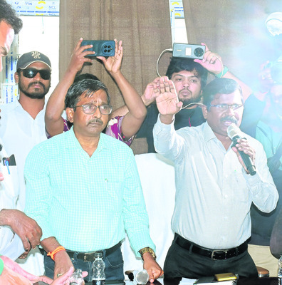 రాజకీయ పార్టీల సమావేశంలో రసాభాస 1