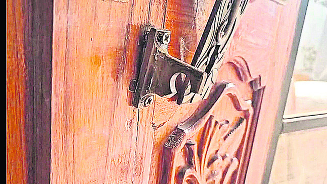 షార్ట్‌సర్క్యూట్‌తో ఇల్లు దగ్ధం1