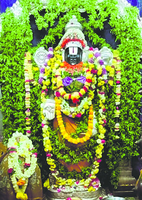 విశేష అలంకరణలో కల్యాణ వేంకటేశ్వరస్వామి 
2