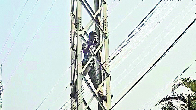 తుళ్లూరులో టవర్‌ ఎక్కి యువకుడు హల్‌చల్‌ 
1