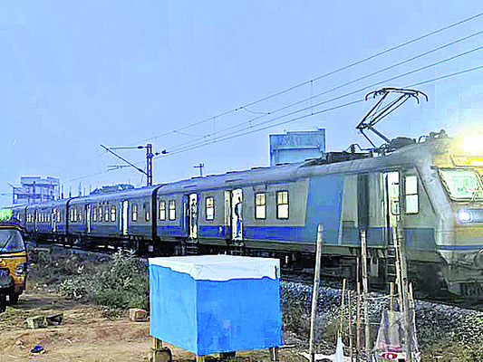 కుక్కల దాడిలో ముగ్గురికి గాయాలు 1