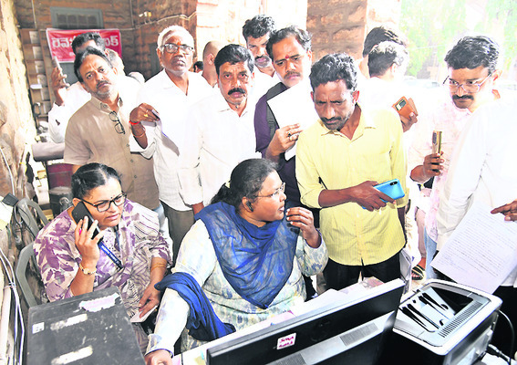 కలెక్టరేట్‌ పీజీఆర్‌ఎస్‌కు 207 వినతులు1