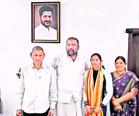 మంత్రి శ్రీహరిని కలిసిన పారా అథ్లెట్‌ జీవాంజి దీప్తి
1