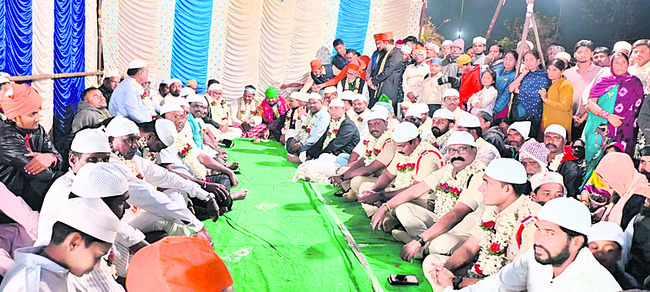 ఊరేగింపుగా వచ్చి.. సంధల్‌ సమర్పించి..1