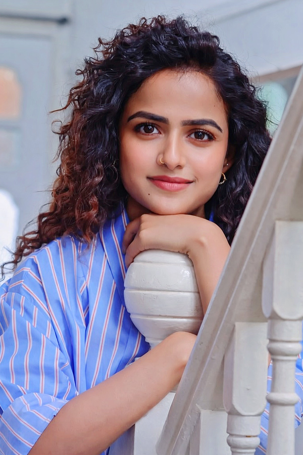 Actress Vaishnavi Chaitanya Cute Photos3