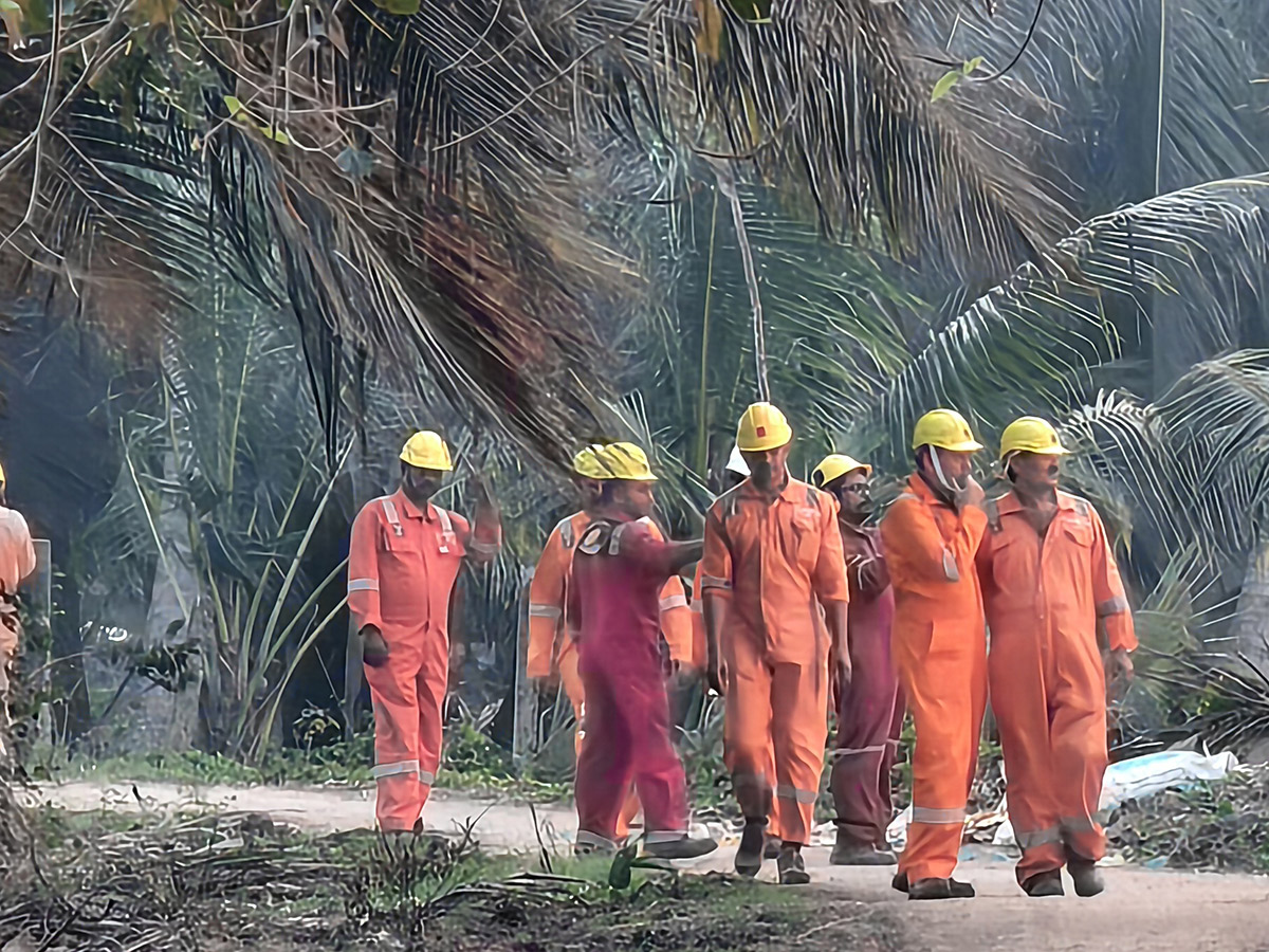 Blowout Fire Continues in Irusumanda Konaseema District Photos6