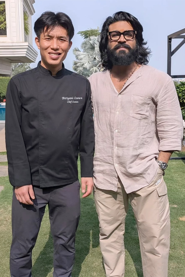 Ram Charan Given A Biryani Party To His Mother Surekha Photos2