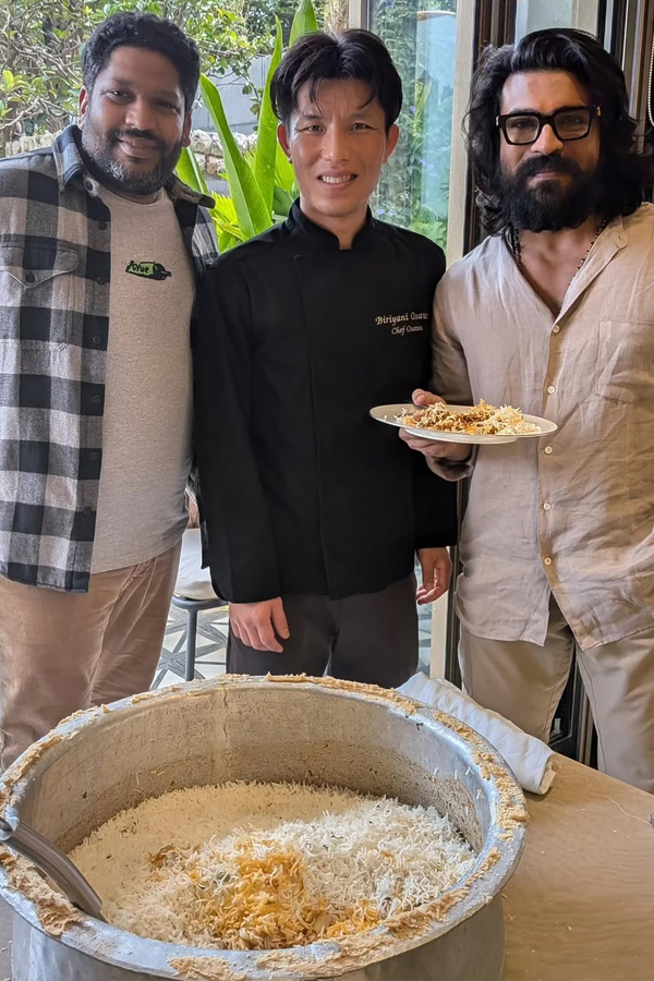 Ram Charan Given A Biryani Party To His Mother Surekha Photos11