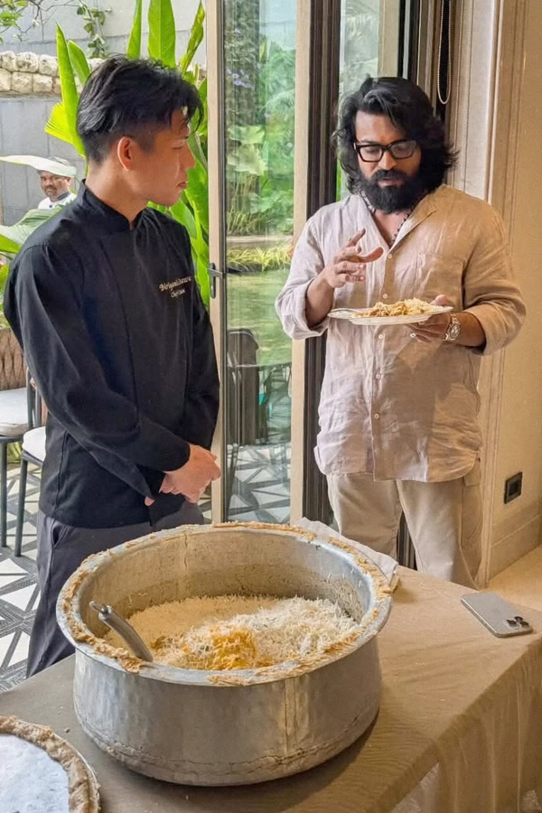 Ram Charan Given A Biryani Party To His Mother Surekha Photos3